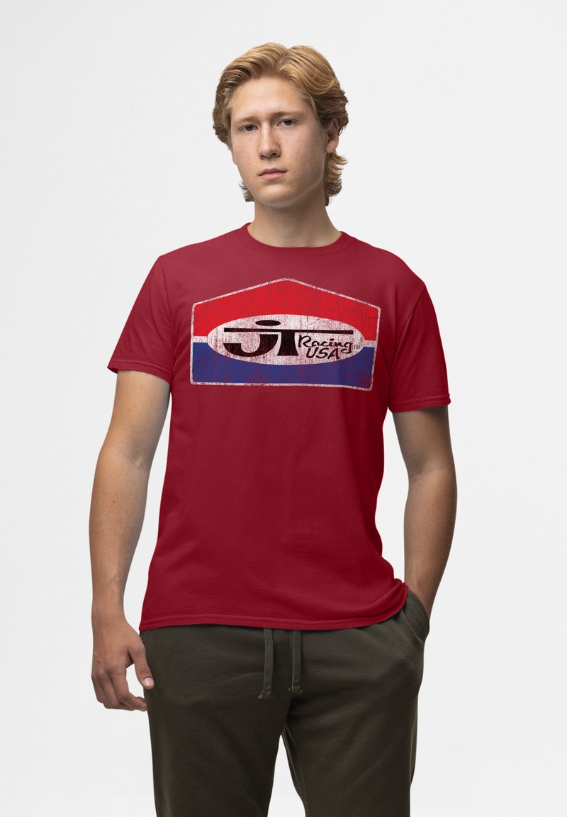 Rød bomulds-t-shirt med et vintage grafisk design. Designet inkluderer et logo med "Racing USA" i fed skrift og en struktureret overflade.