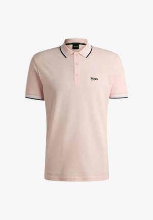 Camisa polo en rosa suave, hecha de algodón. Presenta un cierre de tres botones, puños a rayas en blanco y negro, y un pequeño logo bordado.