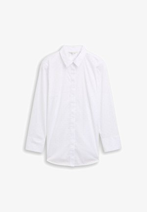 Biała koszula z długim rękawem, wyposażona w klasyczny kołnierzyk, zapięcie na guziki z przodu oraz subtelny wzór w groszki na całym materiale.