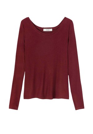 Haut bordeaux à manches longues avec un décolleté en cœur et une finition en dentelle, fabriqué à partir d'un tissu doux, présentant une texture lisse et un design simple.