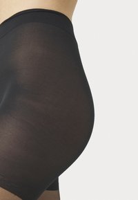 Sorte gjennomsiktige høyt midje shorts laget av glatt stoff, med en sømløs midjebånd og en tettsittende design.