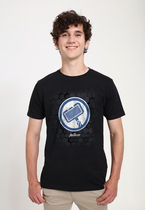 Sort t-shirt med et cirkulært grafisk design af en hammer på en sekskantet baggrund. Designet inkluderer blå og grå farver.