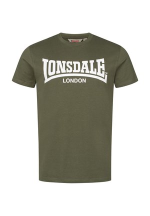 Olivno zelena bombažna majica s bold belim napisom "LONSDALE" v loku nad "LONDON." Klasičen kroglo oblikovan ovratnik; kratki rokavi.
