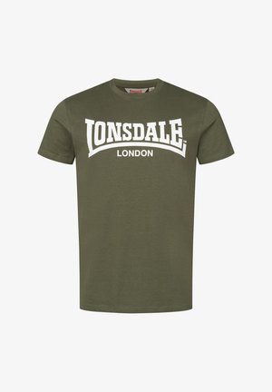 T-shirt en coton vert olive avec un texte blanc audacieux qui indique "LONSDALE" en arc au-dessus de "LONDON". Encolure ronde classique ; manches courtes.
