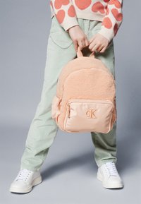Calvin Klein Jeans TEDDY MEDIUM BACKPACK UNISEX - Zaino - pink sand