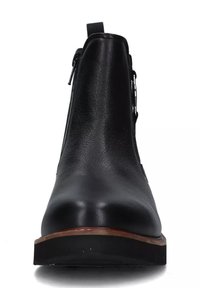 Stivale in pelle nera alla caviglia con punta rotonda, zip laterale e parte superiore testurizzata. Presenta un tacco basso impilato e una suola marrone a contrasto.