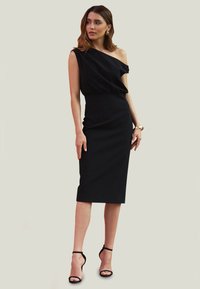 Czarna midi sukienka z asymetrycznym dekoltem, dopasowanym topem i zwężającą się spódnicą. Gładki materiał z delikatnym blaskiem i minimalnymi zdobieniami.