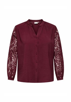 Vínová halenka s texturovaným tělem a dlouhými krajkovými rukávy, s výstřihem do V a zapínáním na knoflíky vpředu.