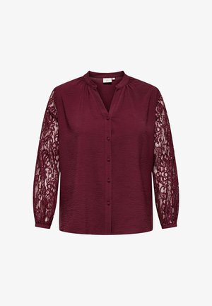 Viininpunainen pusero, jossa on teksturoitu runko ja pitkät pitsihihat, V-pääntie ja napitus edessä.