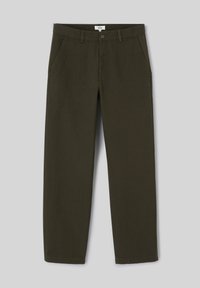 Pantalon droit vert olive foncé avec poches avant, passants de ceinture et fermeture par bouton sur fond gris clair.