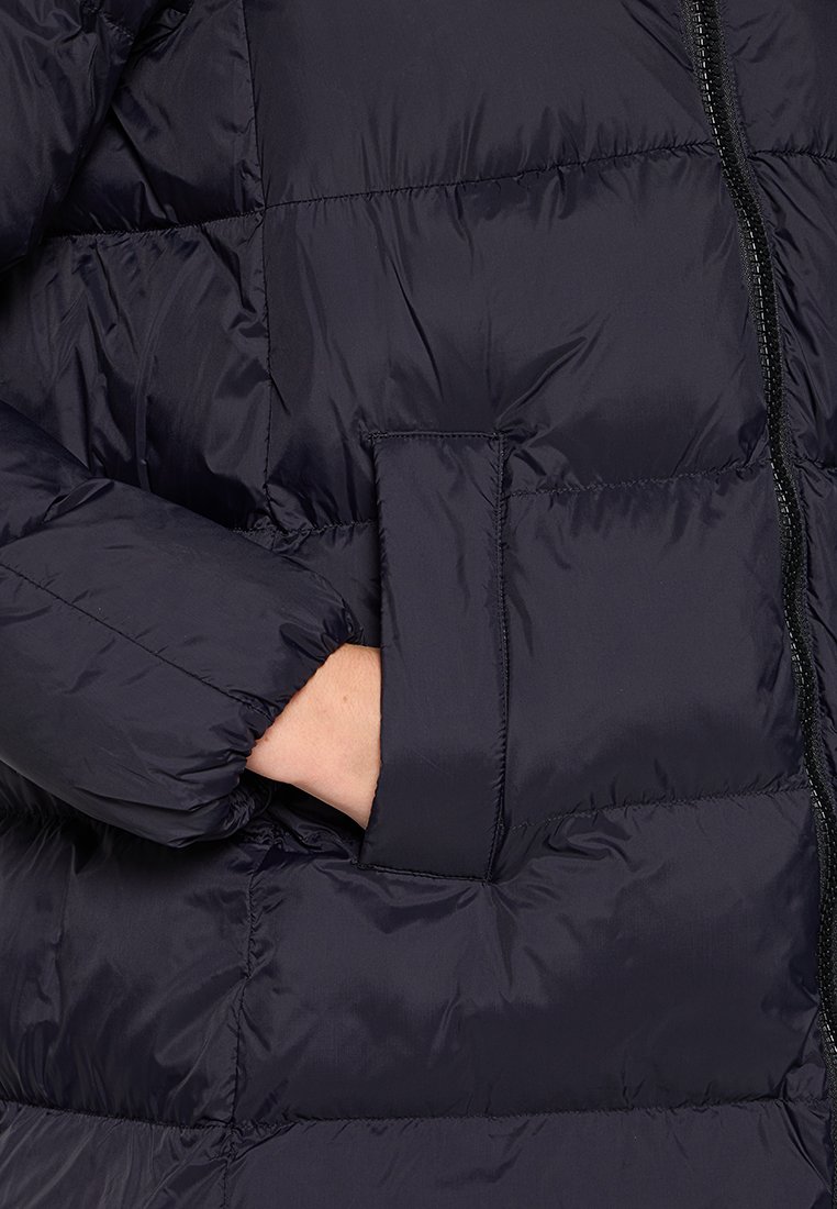 Dunkelblaue gepolsterte Jacke mit gestepptem Design, einer Seitentasche, gerippten Bündchen und einem Reißverschluss. Glatte, glänzende Stoffoberfläche.