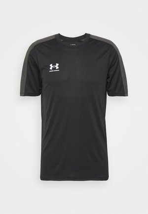 Czarna sportowa koszulka z krótkim rękawem, z ciemnoszarymi paskami na ramionach i białym logo Under Armour na lewej piersi.