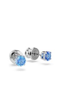 Srebrne ušne uhice s okruglim, svetlo modrim draguljima postavljenim u postavku s četiri zupca, s poliranim metalnim završetkom.