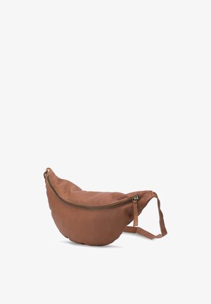 Bruine leren crossbodytas met een gebogen ontwerp, een ritssluiting aan de bovenkant en een stoffen schouderband. Het oppervlak heeft een zachte textuur en minimale details.