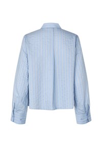 Chemise bleu clair à col avec rayures blanches verticales, manches longues et poignets boutonnés, tissu lisse avec une coupe décontractée.