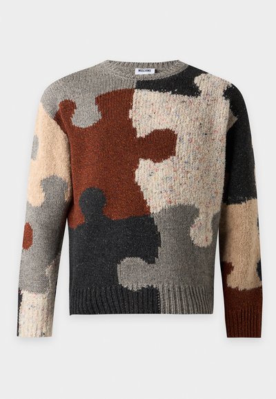Pull en maille à manches longues avec un motif de pièces de puzzle en marron, noir, beige, gris et crème, avec une étiquette Moschino au col.