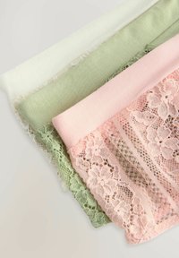 Drie stukken stof: wit, groen en roze. De roze stof heeft een kantafwerking aan de onderkant, terwijl de andere stoffen glad en effen zijn.