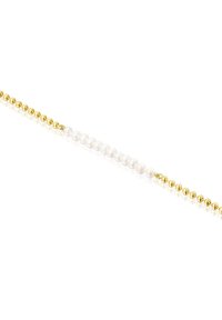 Collar de cuentas doradas con perlas blancas alternadas en el centro, con una textura suave y un acabado pulido.