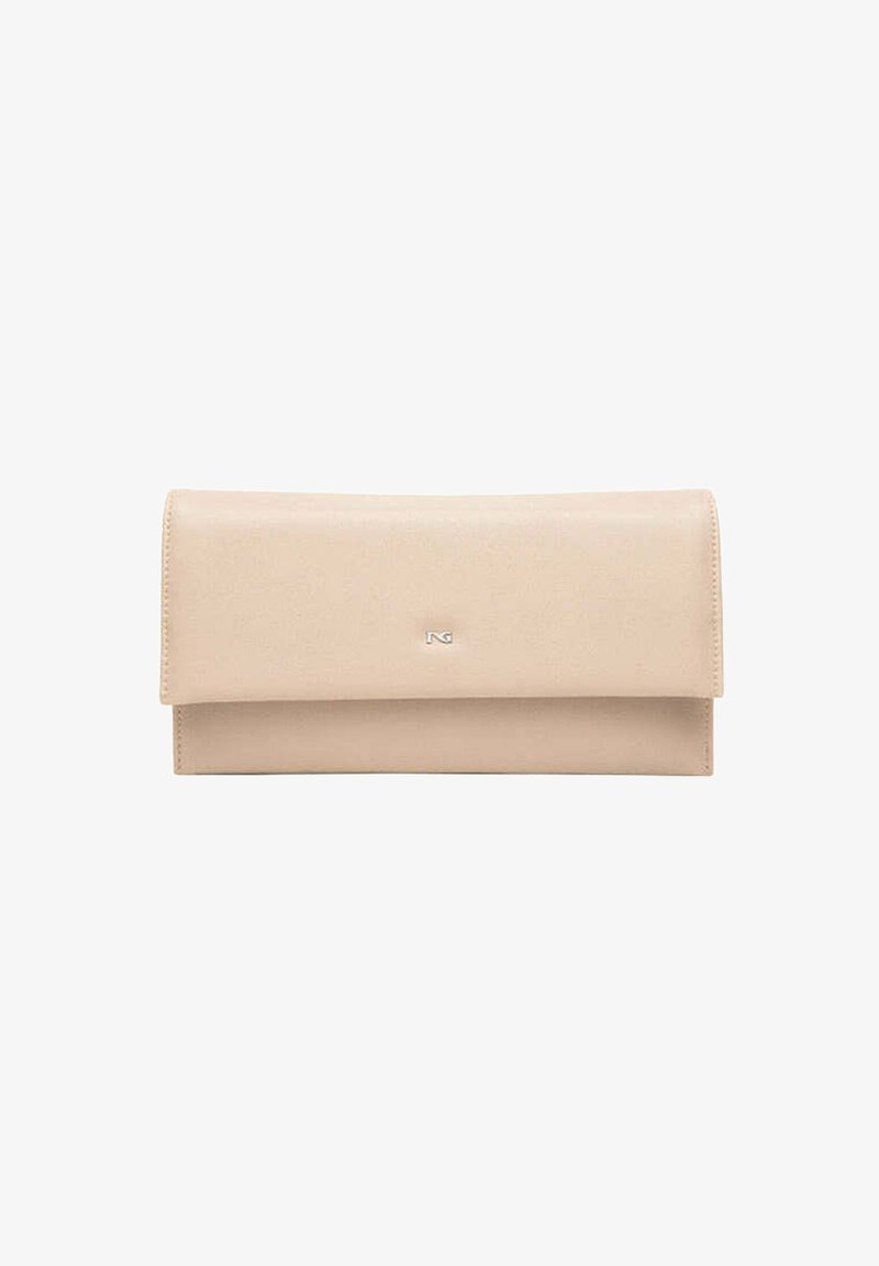 Beige neplederen clutch met een omgevouwen ontwerp, voorzien van een subtiele logodetail in het midden en een gladde, textuurachtige afwerking.