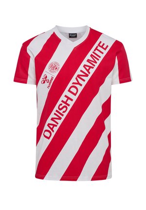 Rood-wit gestreept sportshirt met de tekst "DANISH DYNAMITE", het Hummel-logo en een cirkelvormig teamembleem op de borst.