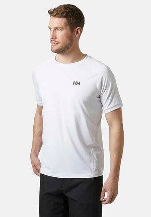 Camiseta blanca de manga corta confeccionada en material ligero, con un escote redondo y un pequeño logo gris en el pecho.