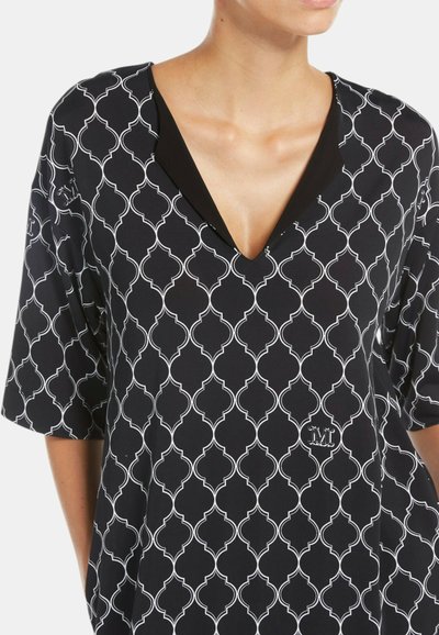 Maglietta nera a tunica con un motivo geometrico bianco, scollo a V, maniche corte e un piccolo logo dettagliato sull'orlo. Tessuto dalla texture liscia.