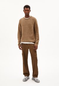 ARMEDANGELS TOLAA - Strickpullover - dried moss cinnamon dust