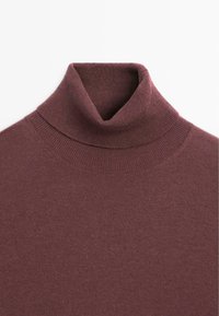 Burgundské rolákové svetr vyrobený z pletené látky. Vyznačuje se lehkým materiálem a úzkým designem s vysokým krkem.