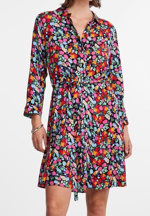 Robe-chemise fleurie à manches longues, motif multicolore, col boutonné, taille ceinturée et tissu léger. Les couleurs vives notables incluent le rouge, le rose et le vert.