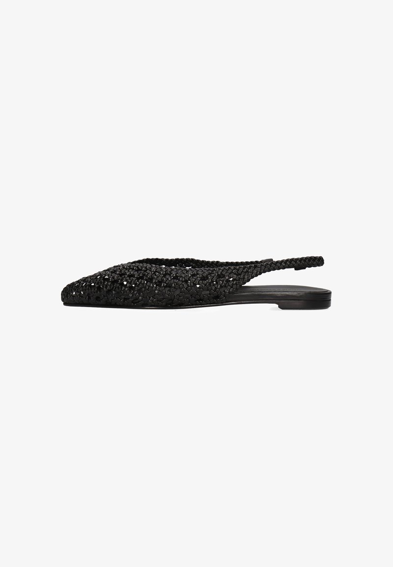 Schwarzer gewebter Slingback-Flachschuh mit spitzer Spitze, niedrigem Absatz und offenem Seitendetail auf weißem Hintergrund.
