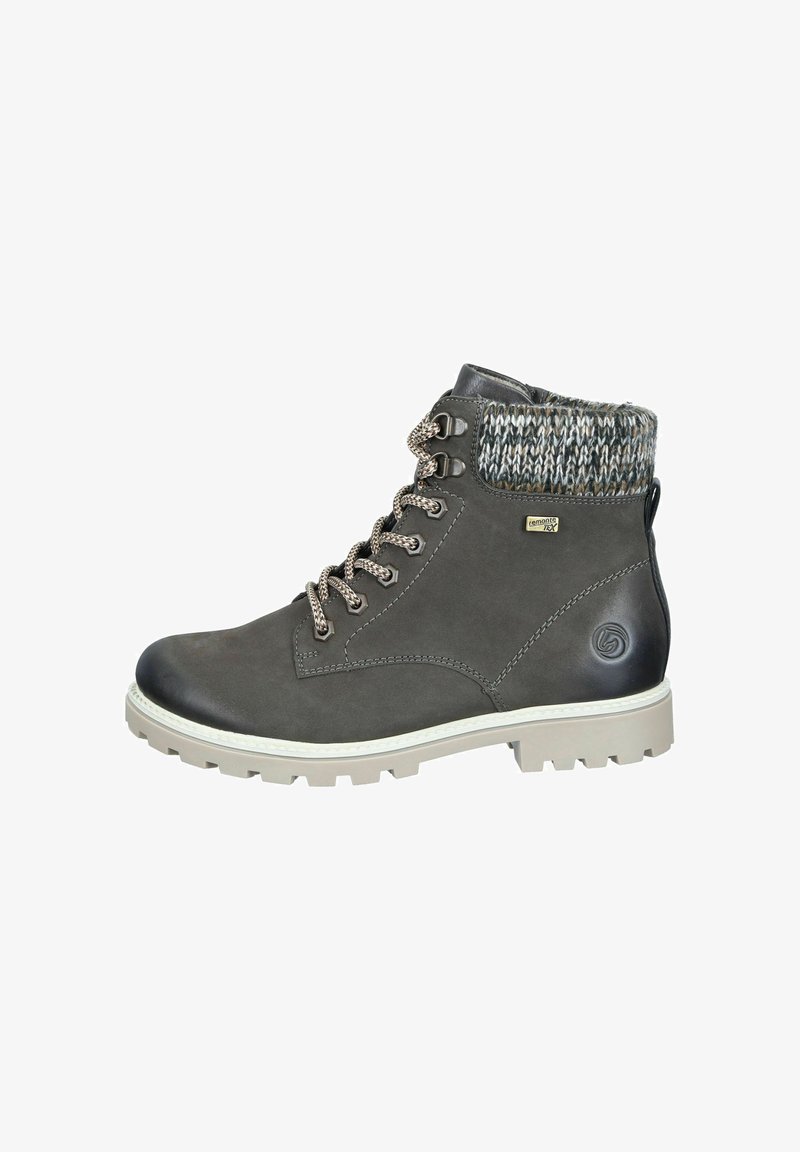 Botas tobilleras grises de cuero con puño de punto, suela resistente y ojales metálicos. Los cordones de contraste realzan el diseño.
