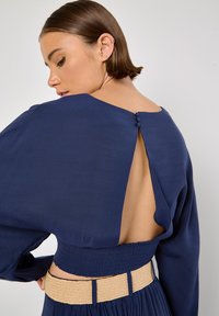 Apricot CROP BATWING OPEN BACK - Blouse - navy