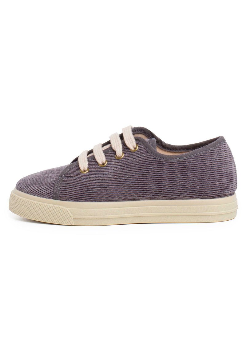 Sneaker in corduroy viola con lacci crema, upper testurizzato e suola in gomma chiara. Design classico a punta rotonda con cuciture sottili.