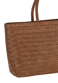 Bruine gevlochten tas gemaakt van een gestructureerd materiaal. Heeft gevlochten handvatten en een visgraatpatroon, met een gestructureerde rechthoekige vorm.