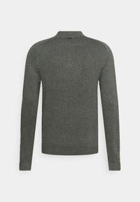 Ciemnoszary sweter z długim rękawem, z prążkowanym kołnierzem, gładką teksturą i dopasowanym krojem. Charakteryzuje się delikatnymi przeszyciami na rękawach i u dołu.