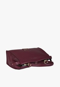 Borsa in pelle bordeaux con forma strutturata, ferrature dorate e tracolla staccabile. Superficie testurizzata con chiusura semplice a clip.