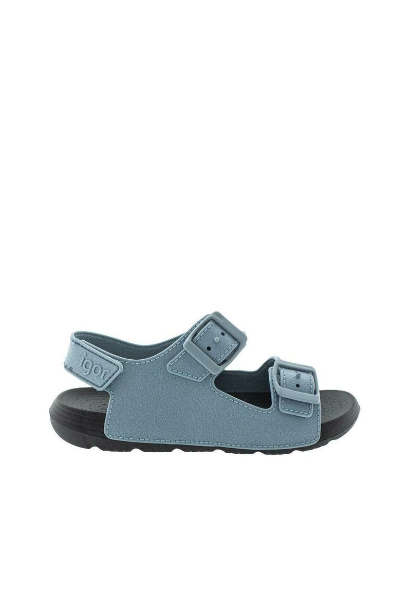 Blaue Gummisandale mit zwei verstellbaren Riemen, strukturiertem Obermaterial und einer schwarzen Gummisohle. Mit dem Markennamen auf dem Fersenriemen.
