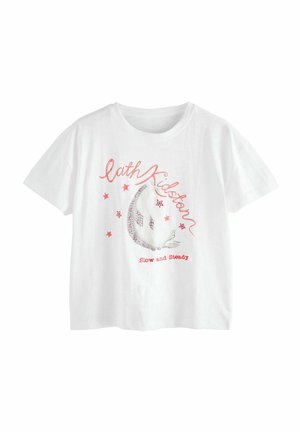 Witte katoenen t-shirt met korte mouwen, voorzien van een gedrukte afbeelding van een halve maan en sterren, vergezeld van de tekst "Slow and Steady".