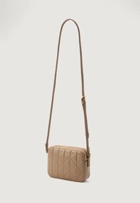 Quiltet beige crossbody taske med en slank rektangulær form, gylden lynlås og justerbar skulderrem, der har en glat læderstruktur.