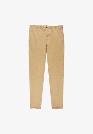 Beige Slim-Fit-Hosen mit Knopf- und Reißverschluss, Gürtelschlaufen und vorderen Seitentaschen, auf einem weißen Hintergrund präsentiert.