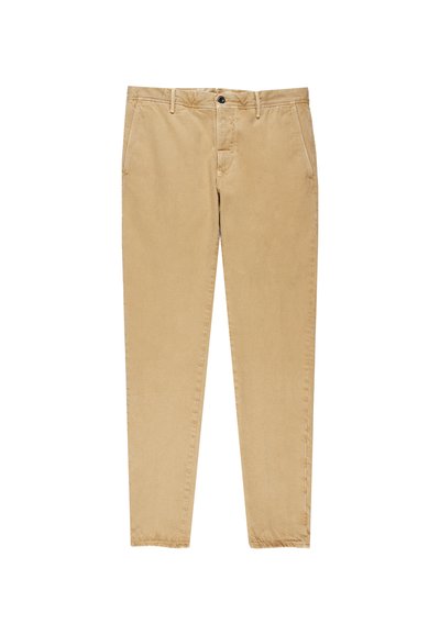 Pantalones beige de corte ajustado con cierre de botón y cremallera, trabillas para cinturón y bolsillos laterales, exhibidos sobre un fondo blanco.