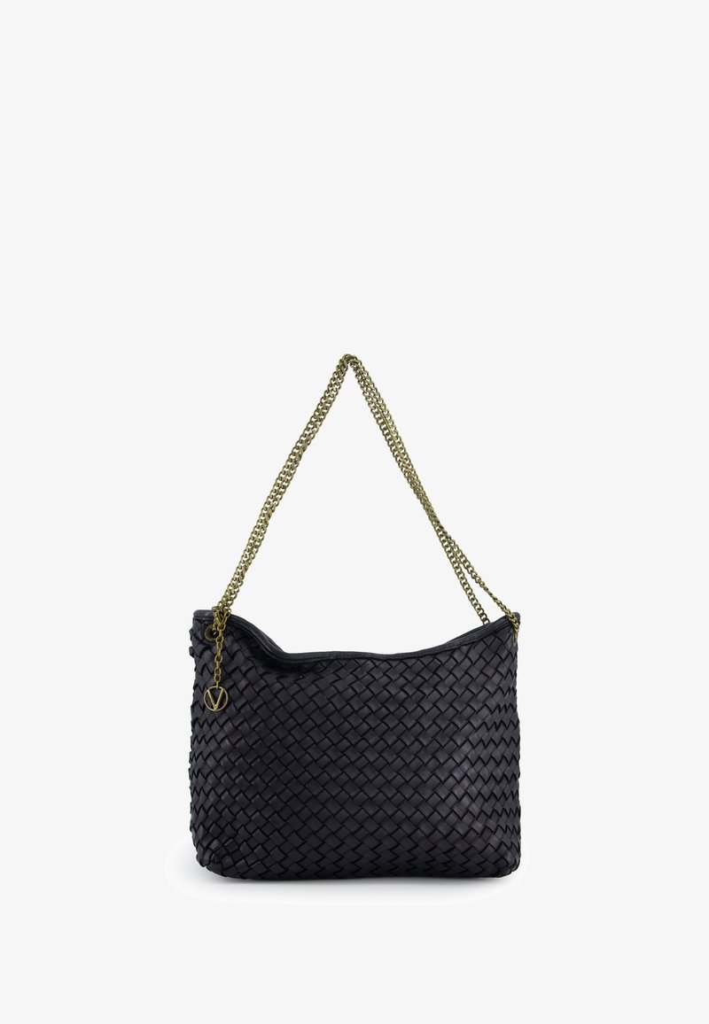 Zwarte geweven leren handtas met een gouden kettingband en een decoratieve charme. Zachte, flexibele vorm met een gestructureerd oppervlak.