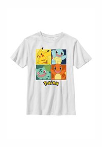 Bílý bavlněný tričko s čtyřmi postavami Pokémonů v barevných rámečcích: Pikachu, Squirtle, Bulbasaur a Charmander, se znakem "Pokémon".
