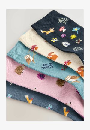 Cinq paires de chaussettes de différentes couleurs : bleu marine, bleu clair, crème, rose et teal. Chacune présente des motifs uniques d'animaux et de nature colorés.