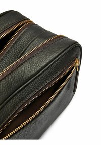 John Henric TRAVEL ESSENTIAL - Toiletti-/meikkilaukku - brown