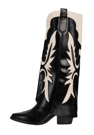 Czarne kowbojskie buty ze skóry z kremową nakładką ozdobioną dużymi, misternymi czarnymi wzorami. Szpiczasty nosek i konstrukcja z obcasem na stosie.