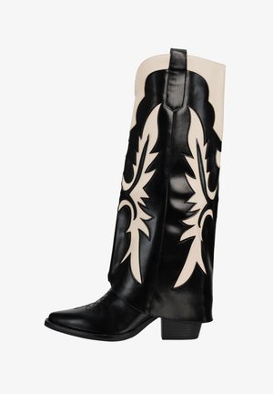 Czarne kowbojskie buty ze skóry z kremową nakładką ozdobioną dużymi, misternymi czarnymi wzorami. Szpiczasty nosek i konstrukcja z obcasem na stosie.
