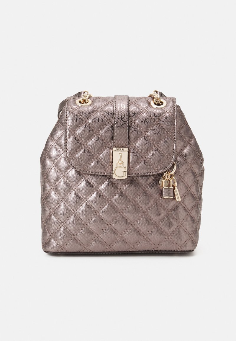 Sac à dos matelassé métallisé avec rabat avant, bretelles chaîne dorées et breloques décoratives en forme de serrure et de clé.