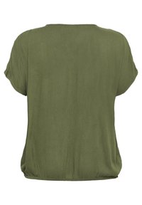 Camiseta de manga corta y corte relajado en tela verde oliva. Textura suave con dobladillo redondeado y amplia abertura en el cuello, adecuada para un uso casual.