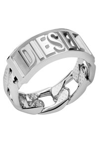 Anello in argento con una audace incisione "DIESEL" su una band morbida, caratterizzato da un design intrecciato e dettagli testurizzati sui lati.